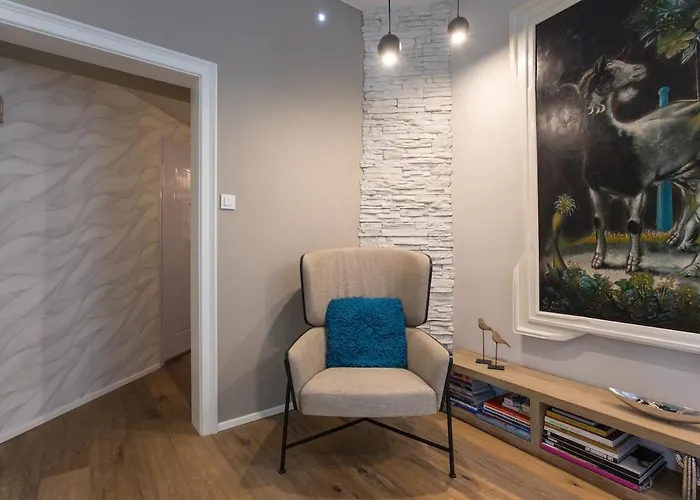 Апартаменти Elegant Castle Nook