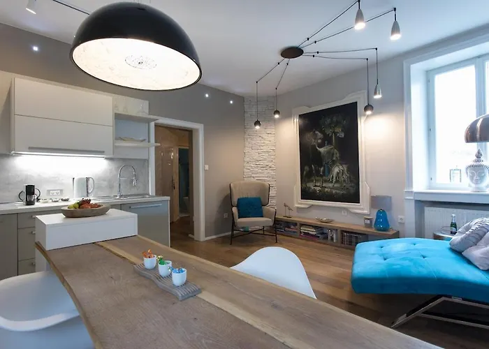 Апартаменти Elegant Castle Nook *